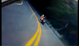 Nữ quái xế đi xe ga ôm cua 'chóng mặt' trên đường đèo